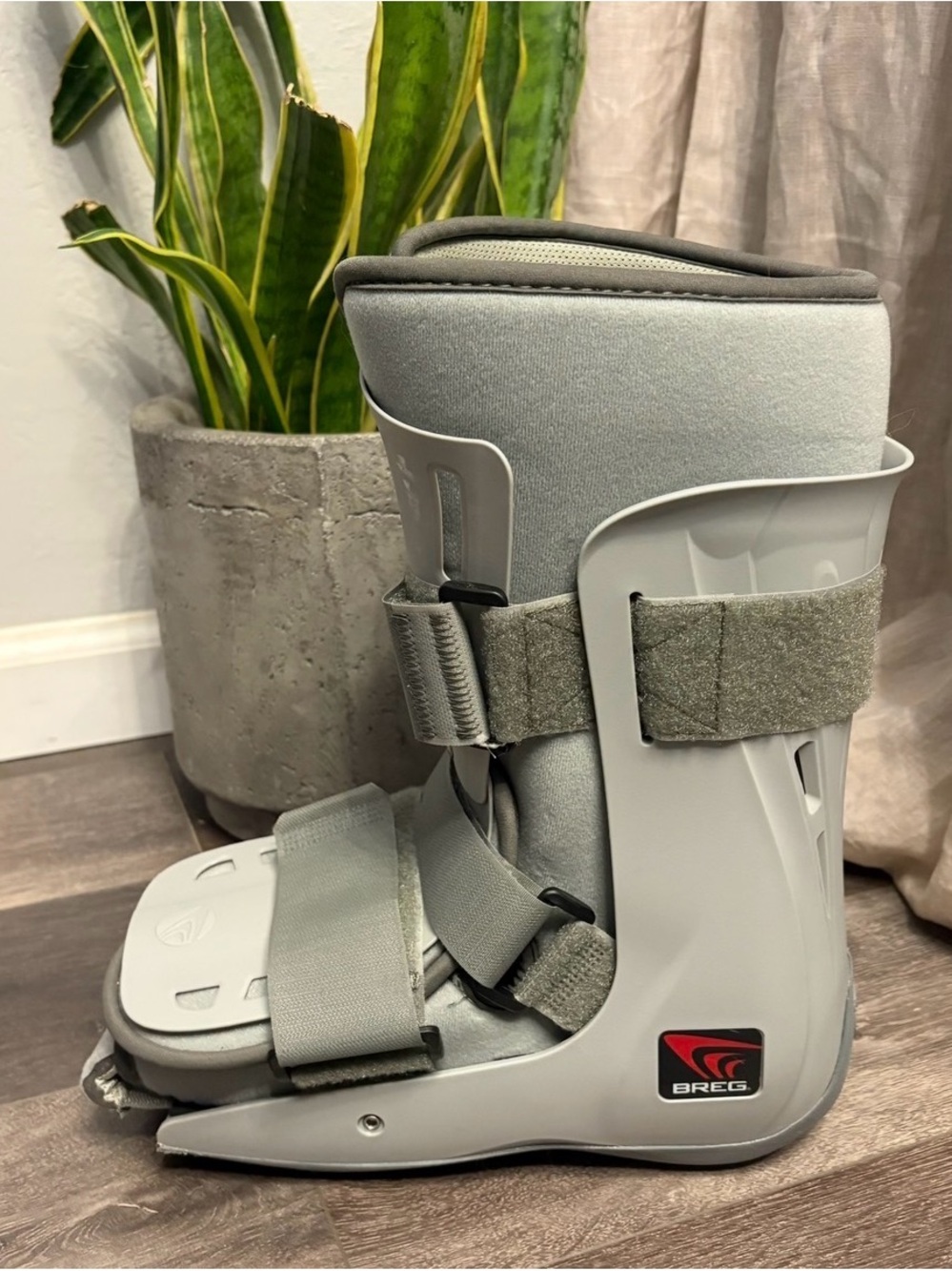 Breg Genesis Medium 6-9.5W Single Air Walker Boot in Light Gray EUC